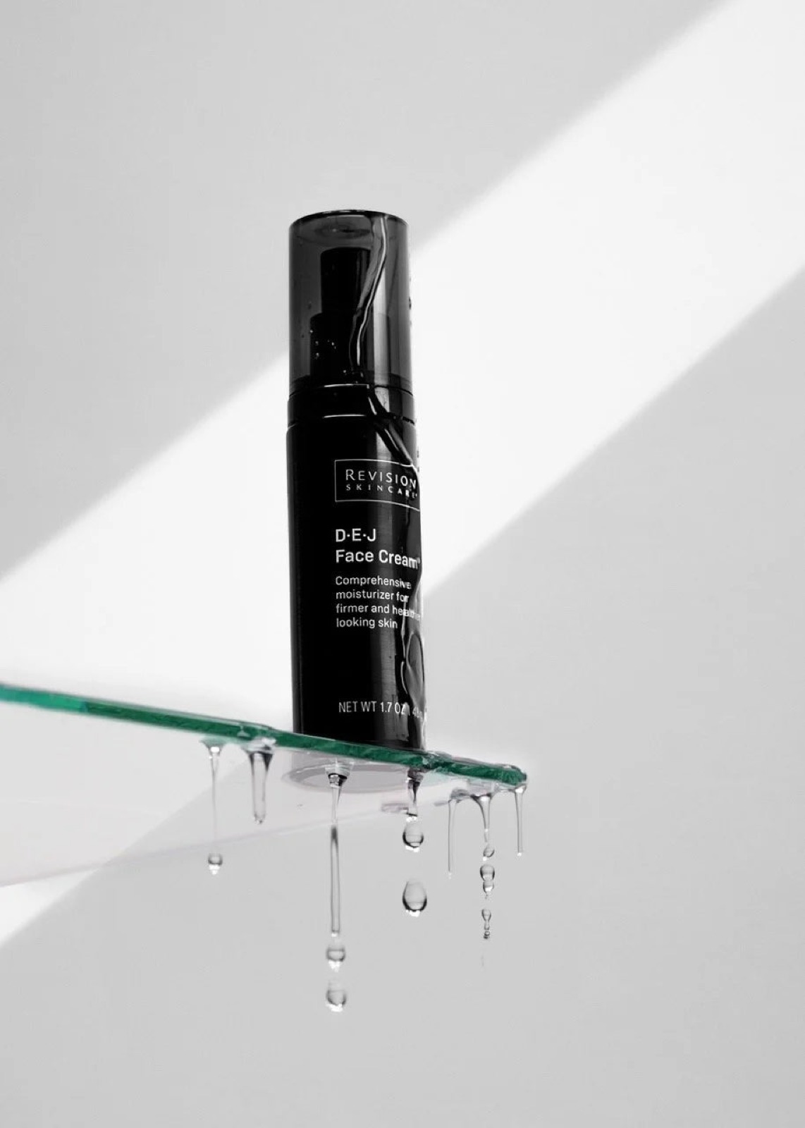 Kadr z kampanii Revision Skincare